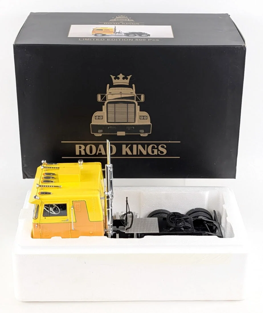 1/18 ACME Co. Peterbilt 352 Pacemaker Cabover Truck