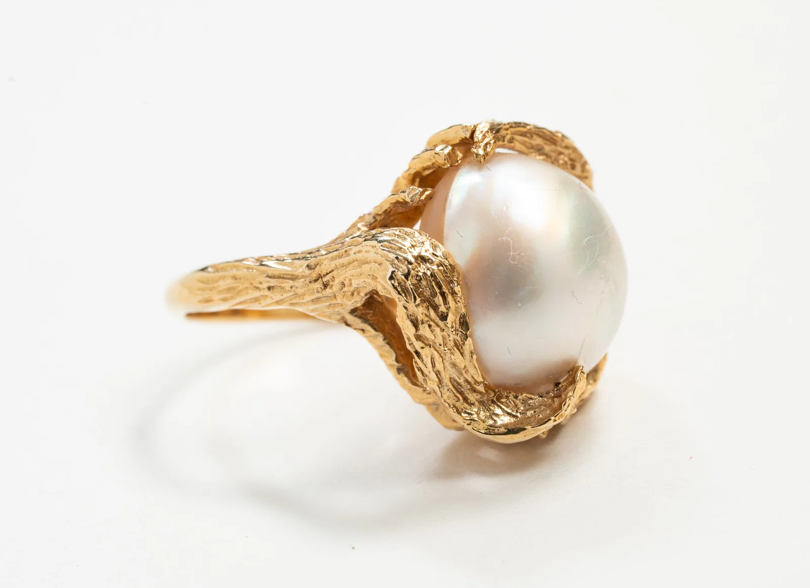 14K YELLOW GOLD MABE PEARL RING.