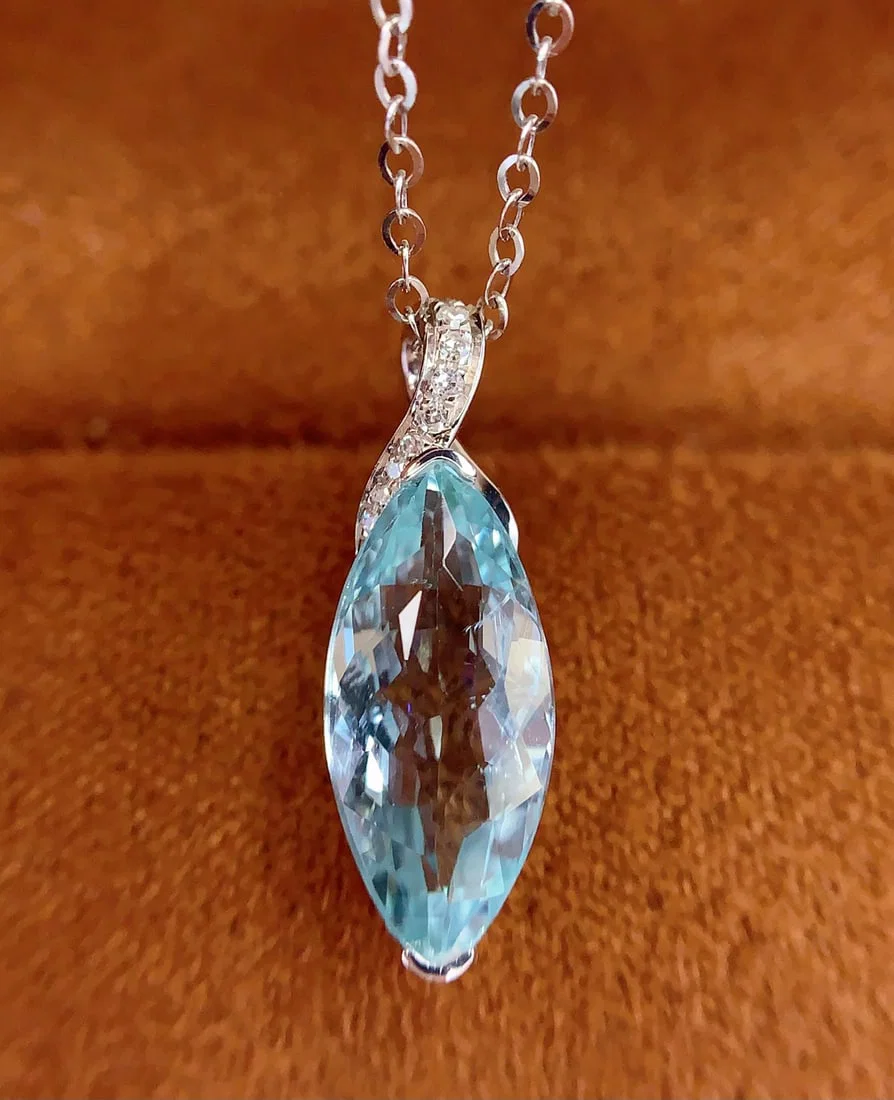 18K Gold Aquamarine Pendant