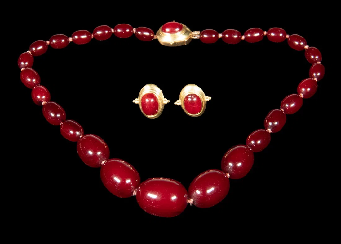 18K GOLD BAKELITE (CATALIN) CHERRY RED BEAD JEWELRY SUITE