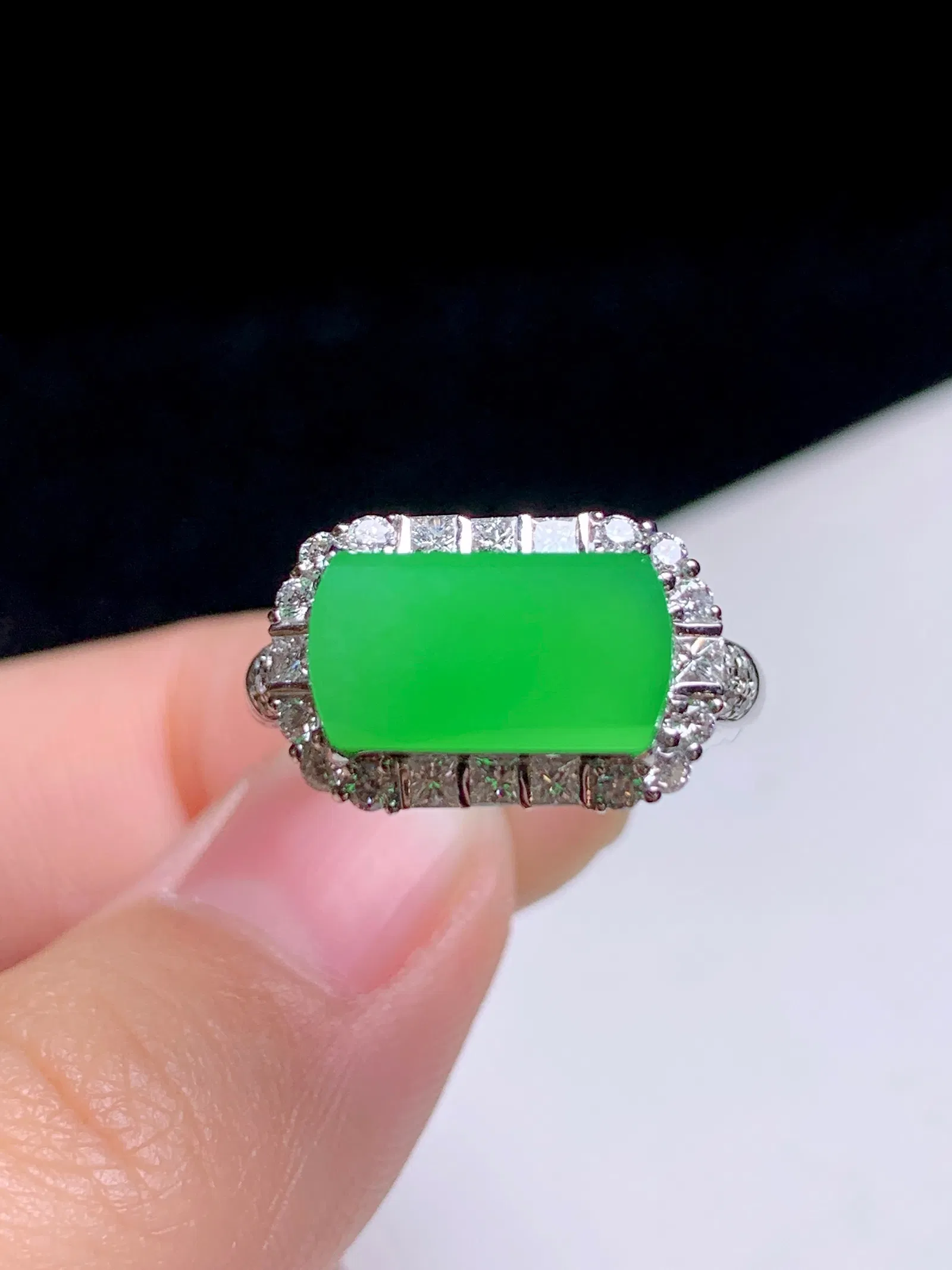 18K gold diamond-encrusted natural jadeite saddle ring