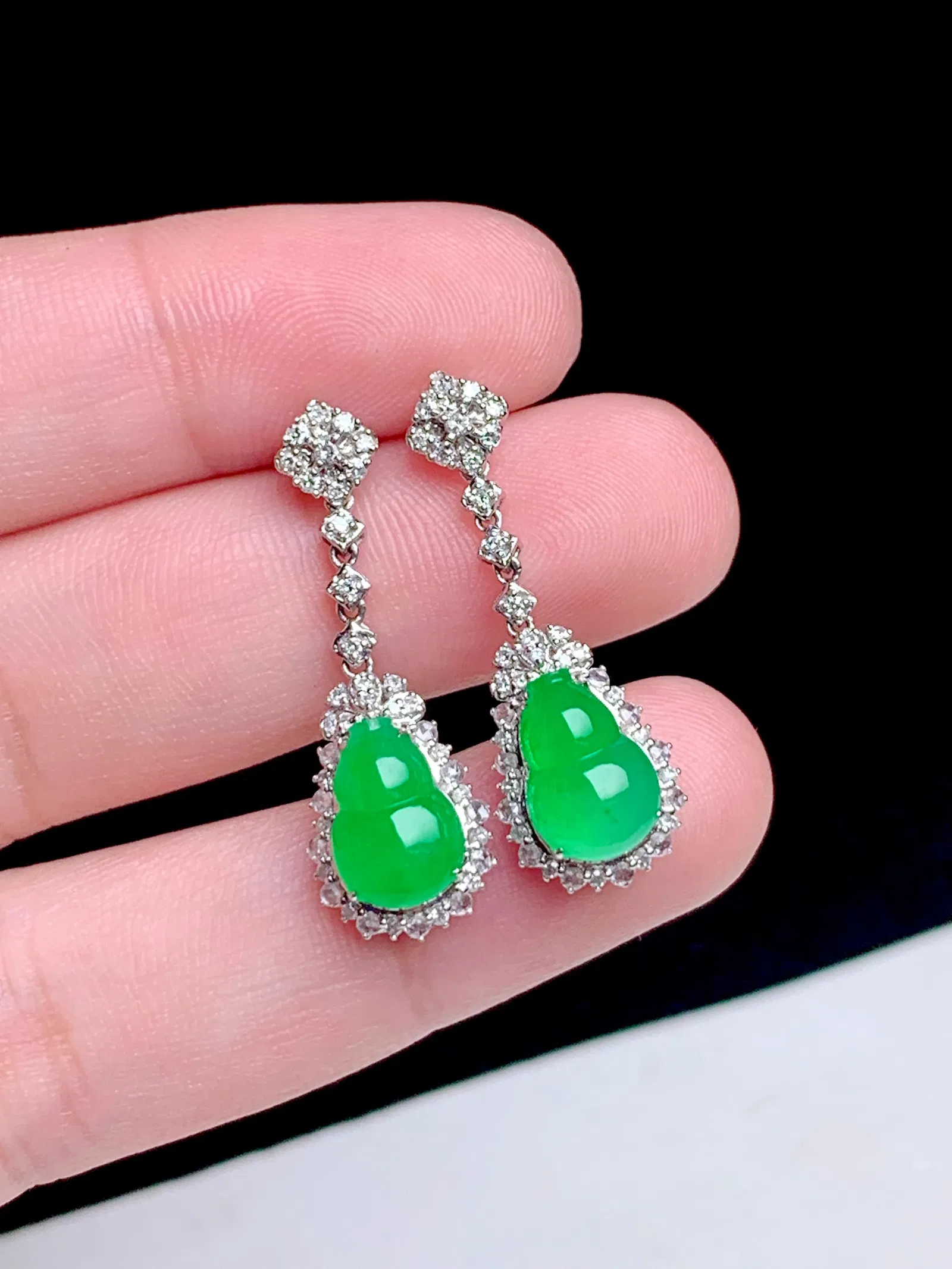 18K gold diamond inlaid natural jadeite earrings