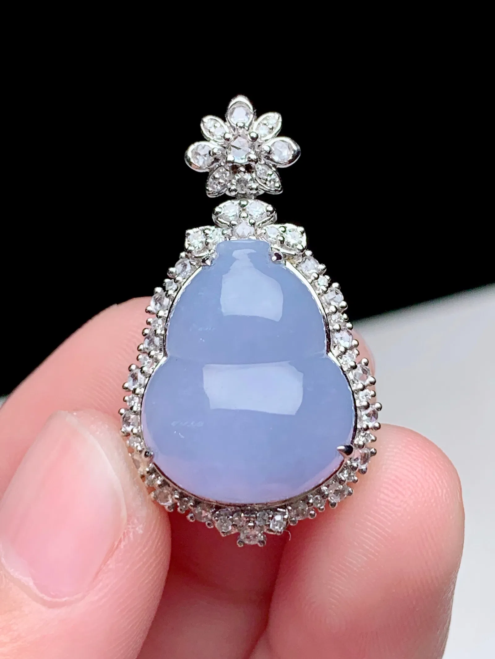 18K gold diamond inlaid natural jadeite pendant