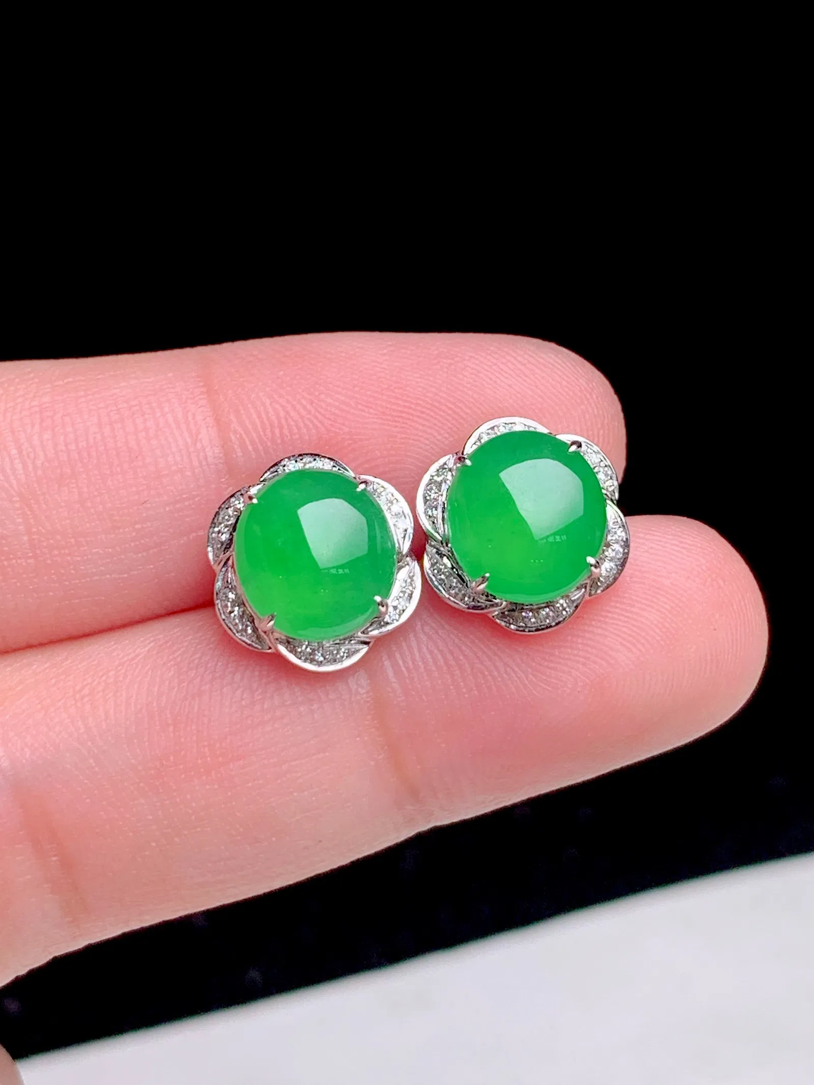 18K gold diamond inlaid natural jadeite stud earrings