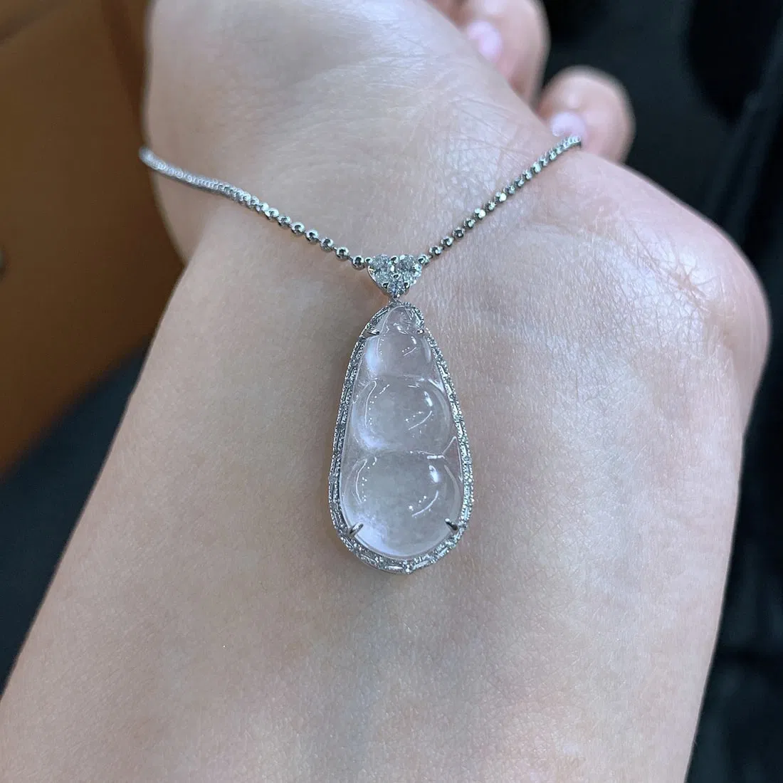 18K gold diamond-set jadeite pendant