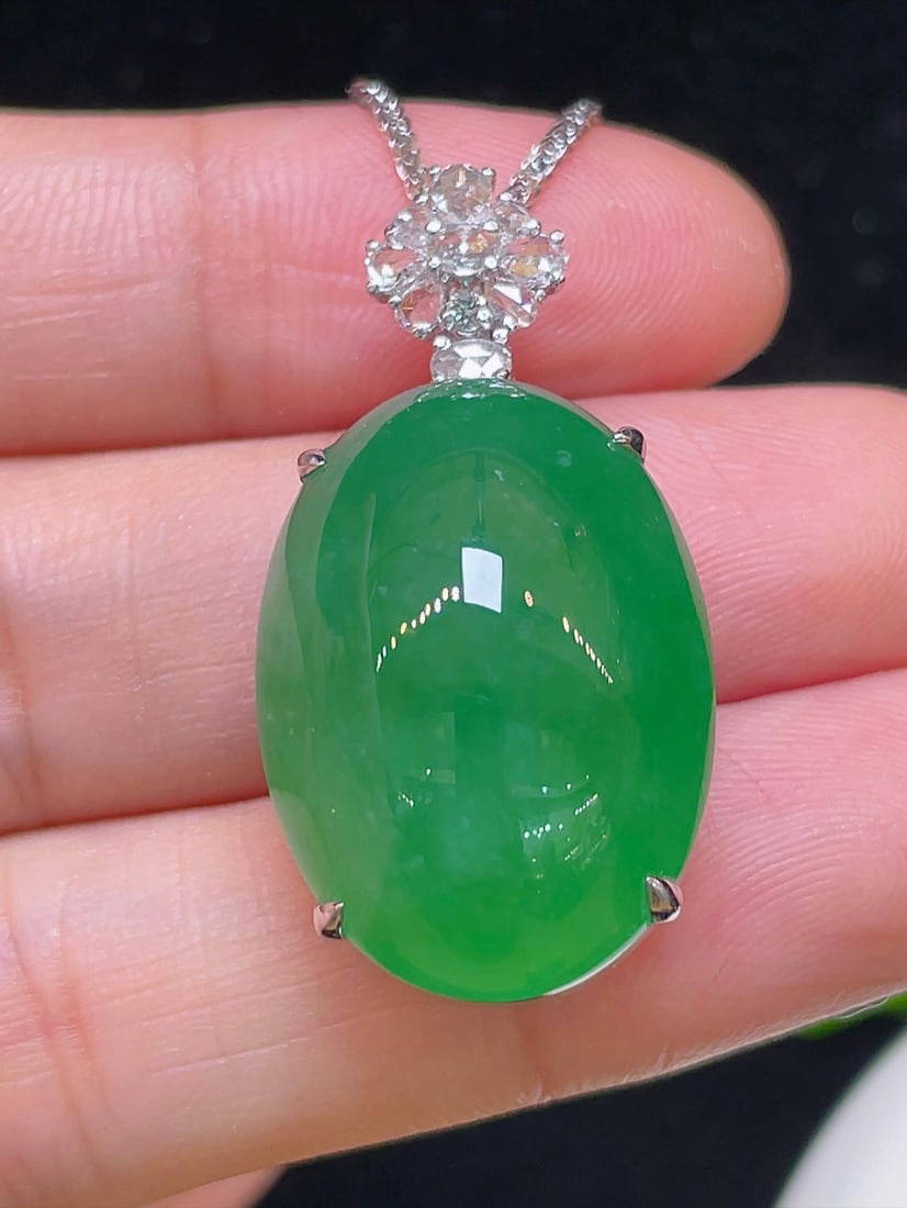 18k gold diamond-set natural jadeite pendant