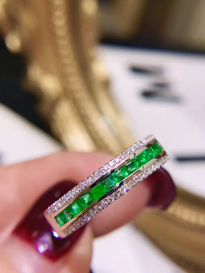 18K Gold Emerald Band Ring