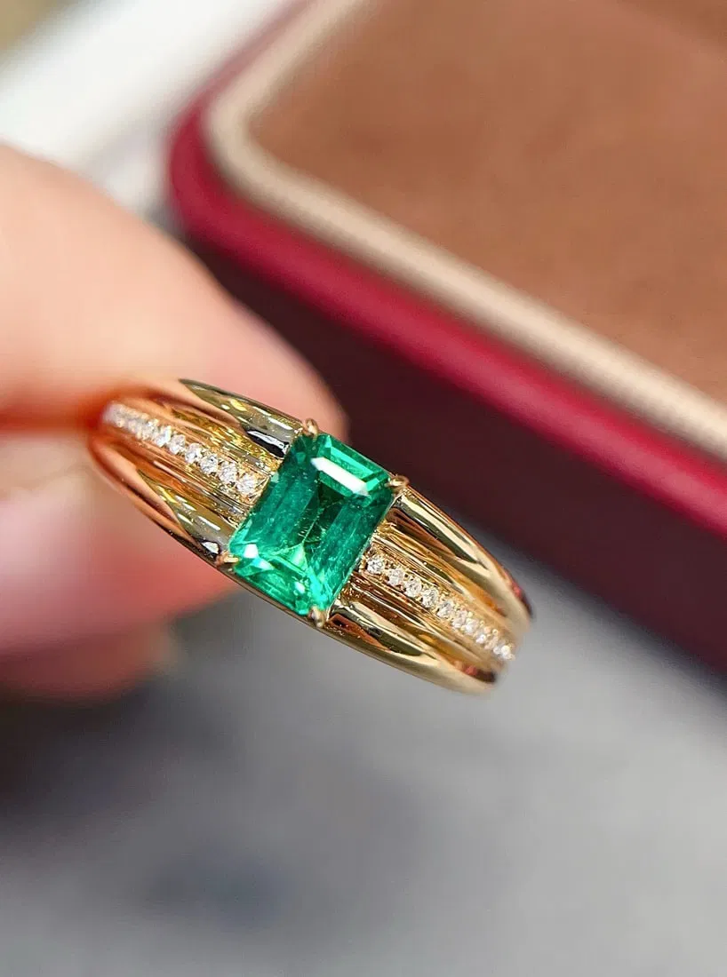 18k Gold Emerald Ring