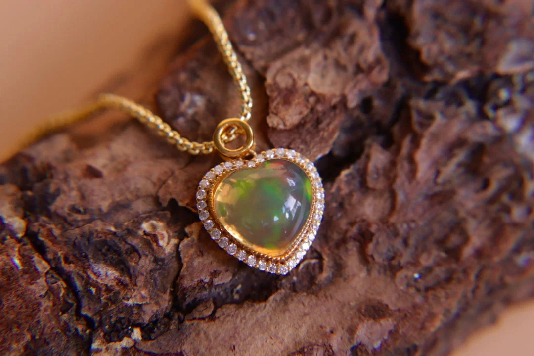 18K Gold Inlaid 2.9ct Opal Diamond Pendant