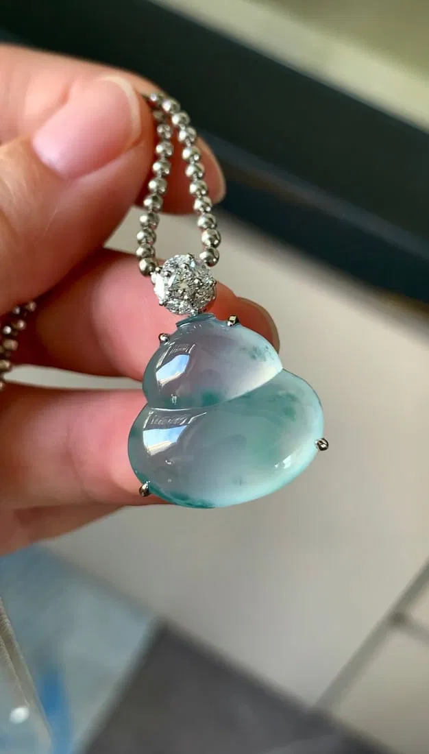 18K gold jadeite gourd pendant