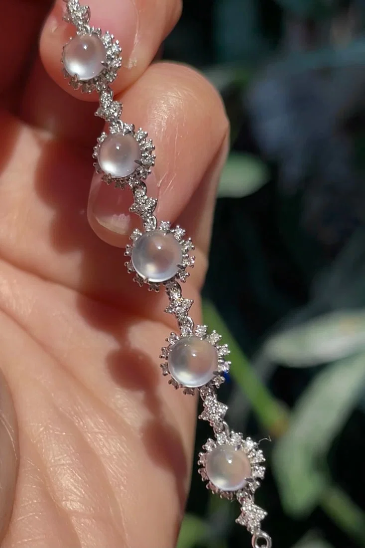 18k Gold Luxurious Diamond Jadeite Bracelet