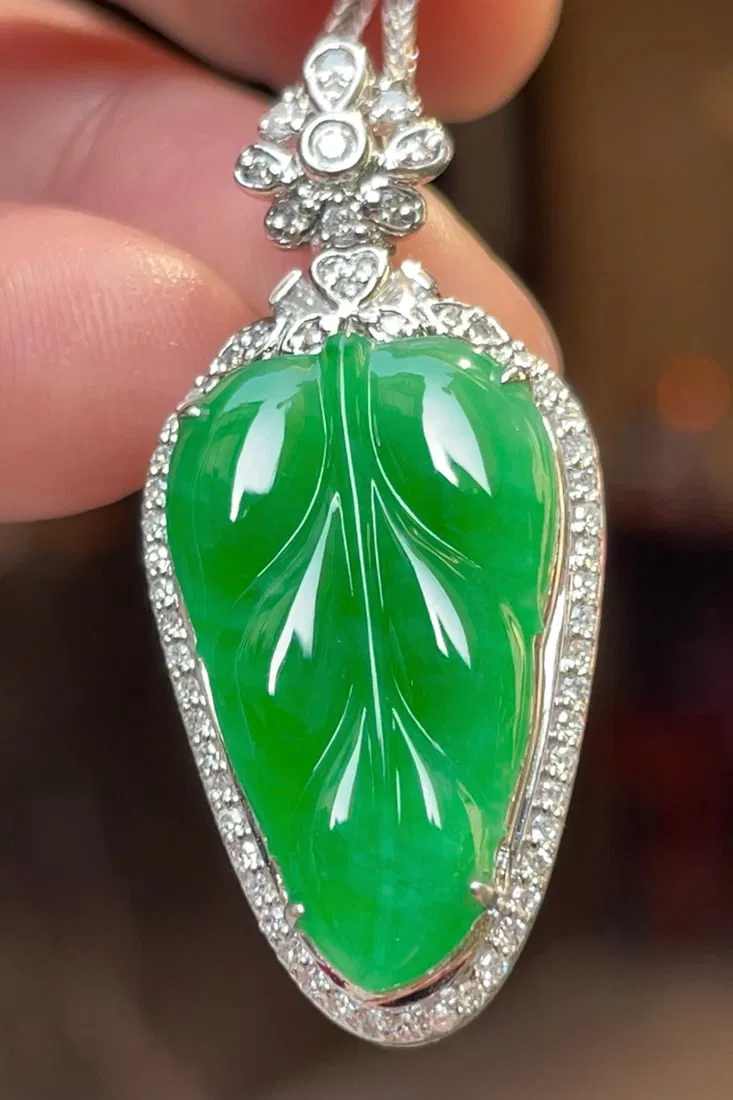 18k Gold Luxury Diamond-Set High-Ice Green Leaf Pendant