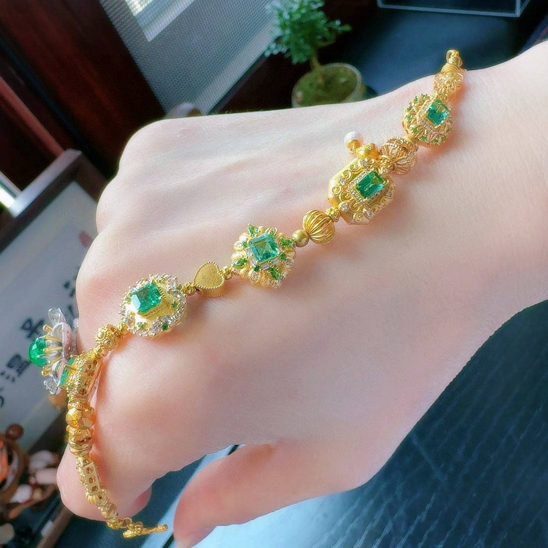 18K Gold Natural Emerald Bracelet