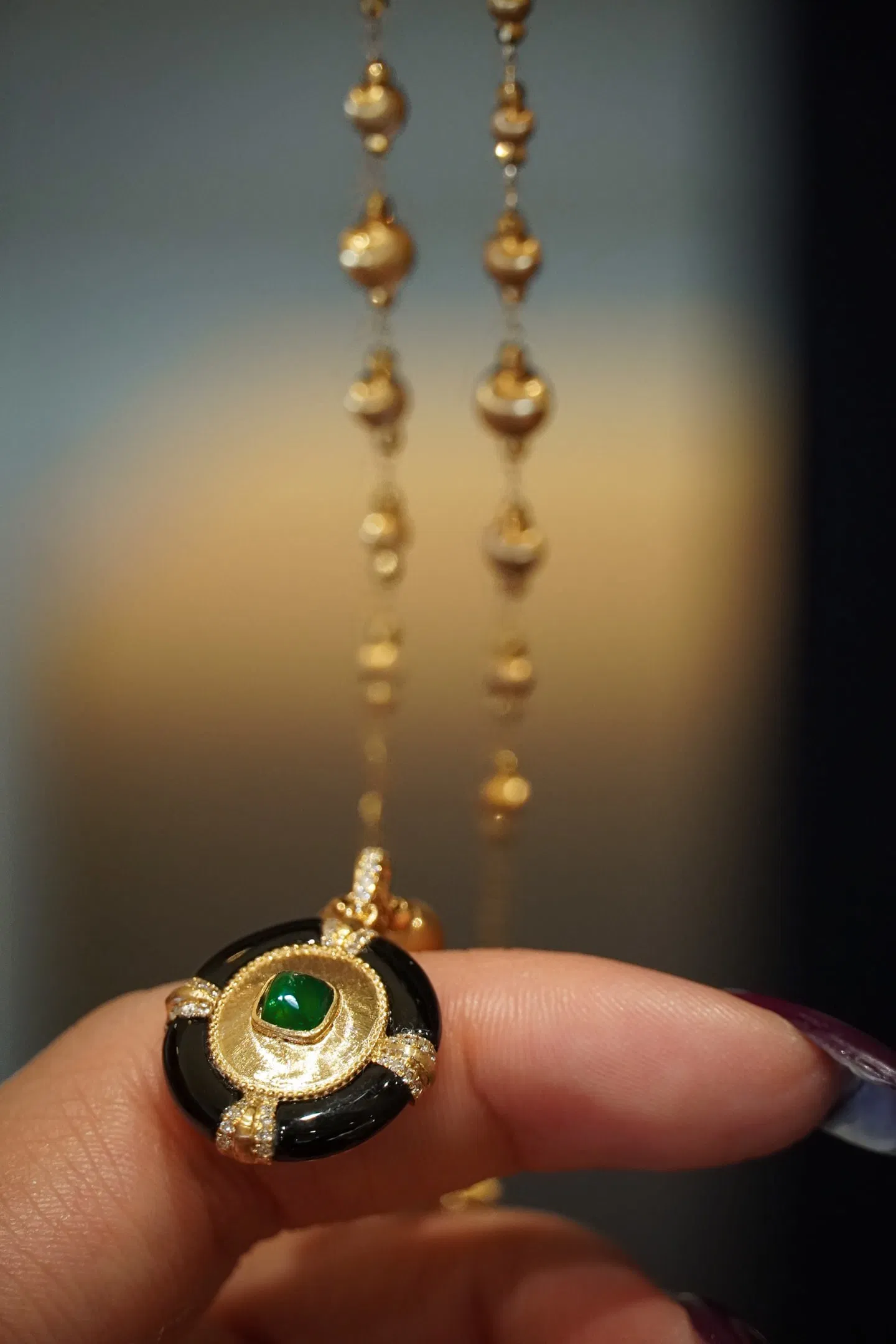 18K gold pendant set with diamonds and emeralds