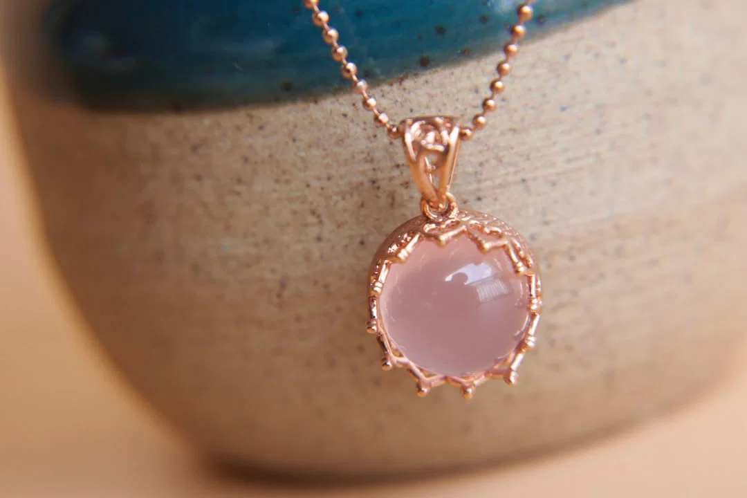18K Gold Rose Quartz Pendant