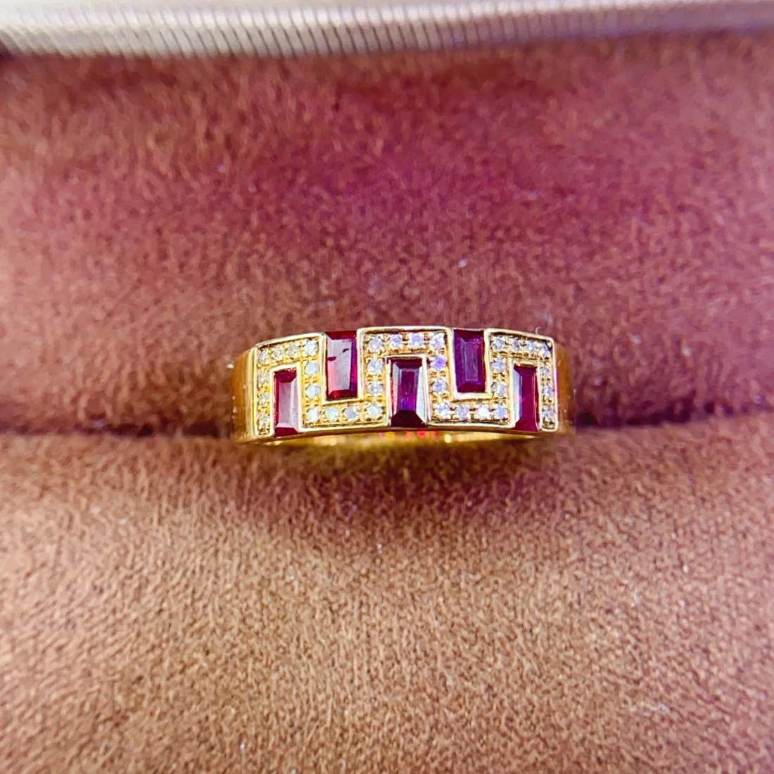 18K gold ruby ring with diamond setting