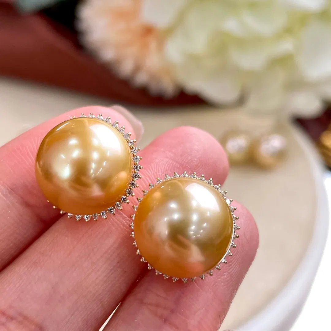 18K gold stud earrings with natural pearls