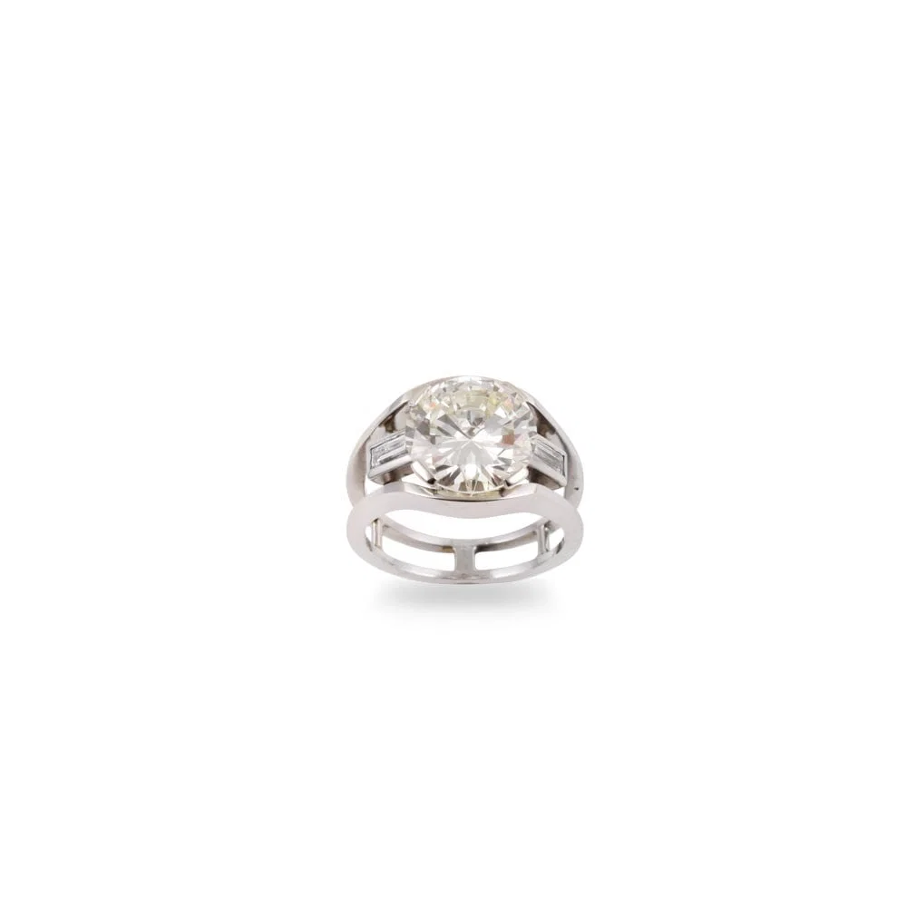 18KT GOLD RING SET WITH DIAMONDS