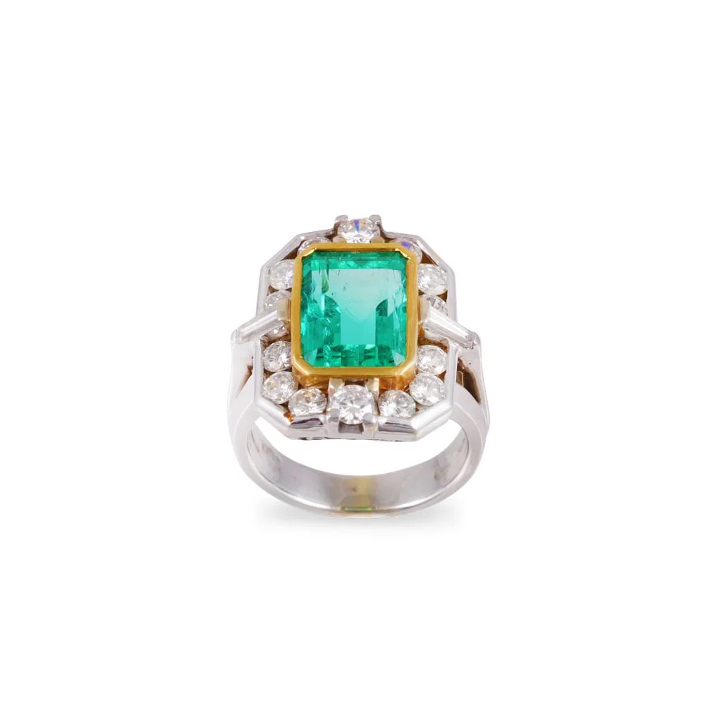 18KT GOLD RING WITH EMERALD AND DIAMONDS