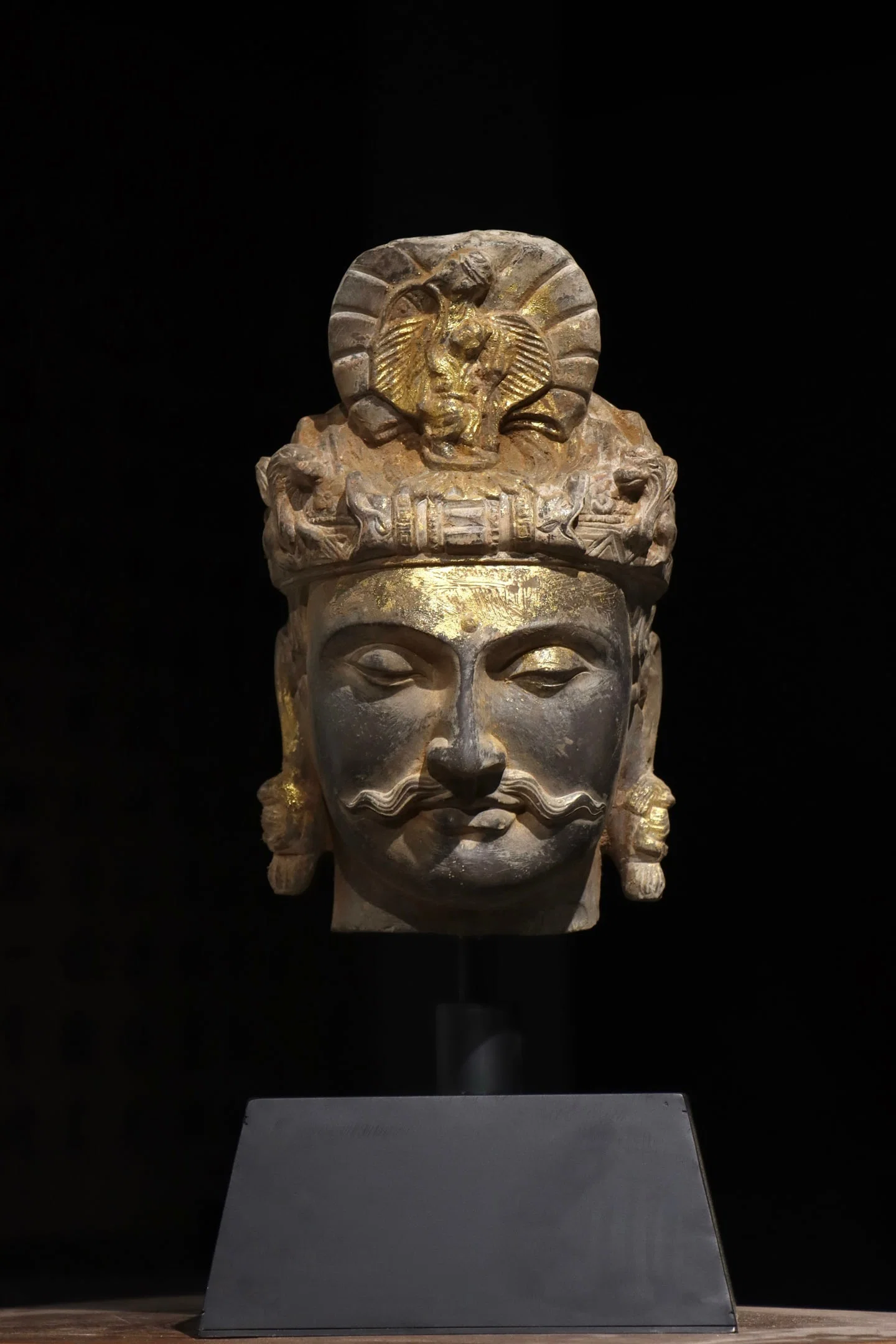 4TH CENTURY BLUESTONE GILDED GANDHARA BUDDHA HEAD