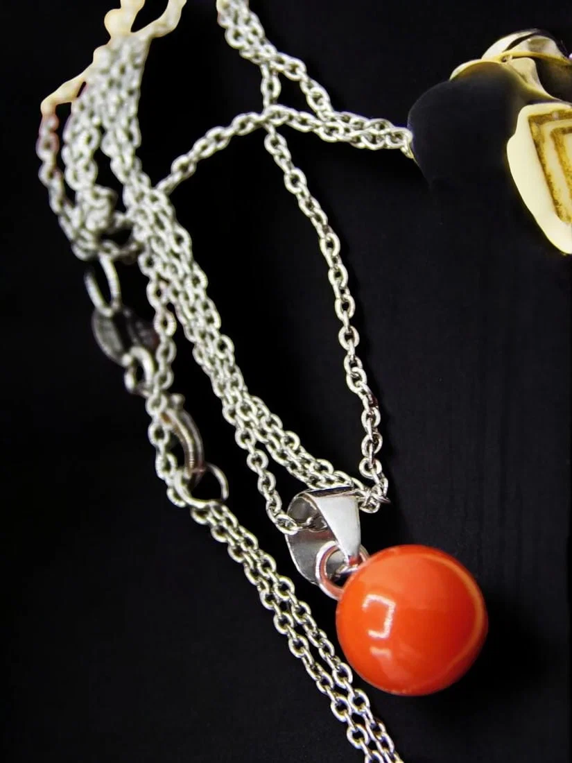 750 GOLD AND NATURAL CORAL CHAIN ??AND PENDANT