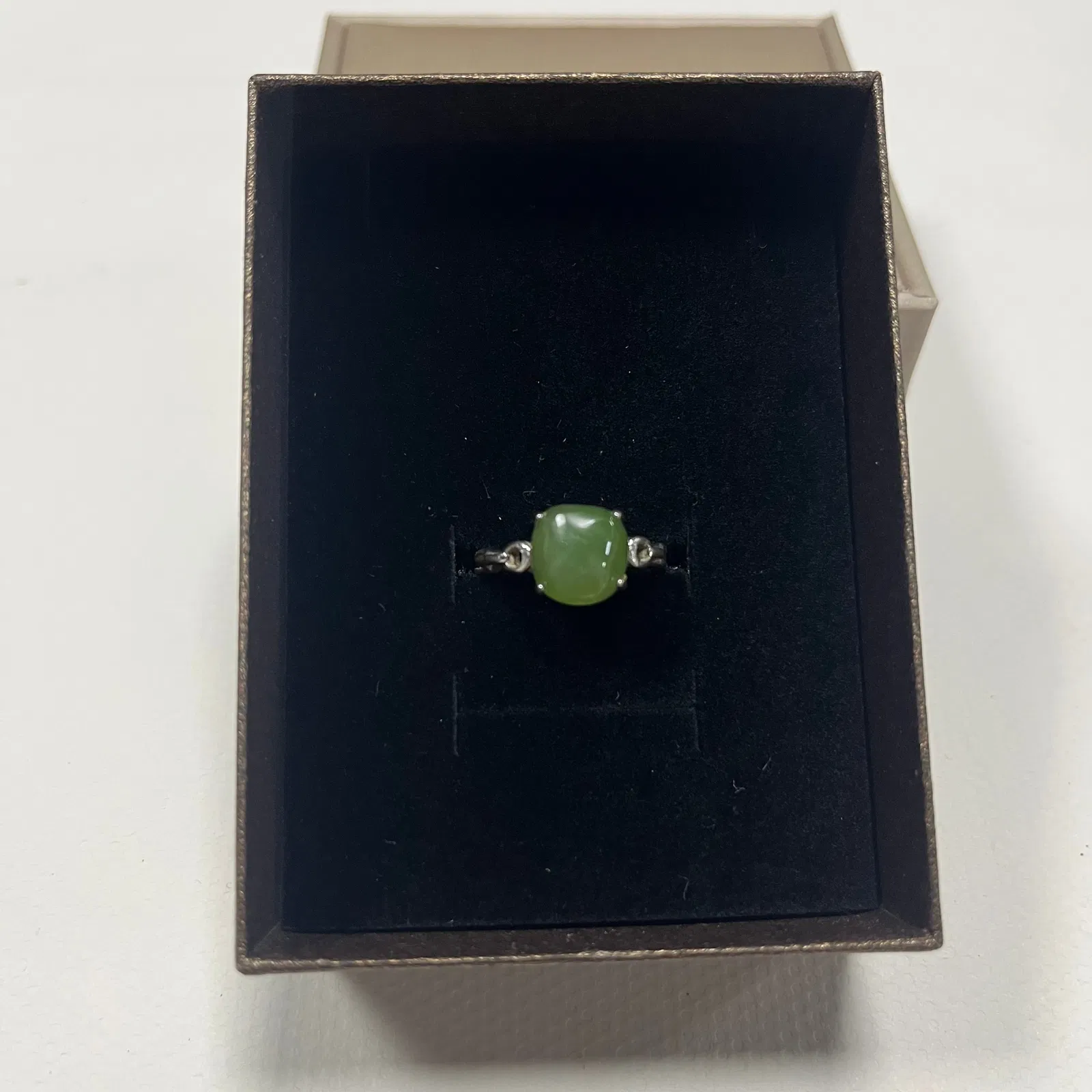 925 sterling silver ring inlaid with Hetian jade, adjustable.