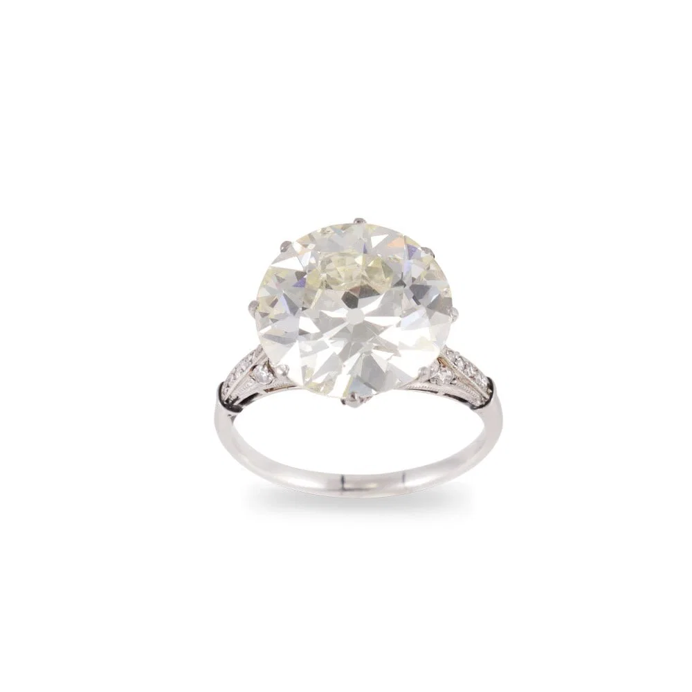 9,60 CT OLD EUROPEAN CUT DIAMOND. PLATINUM MOUNTING WITH SIDE DIAMONDS
