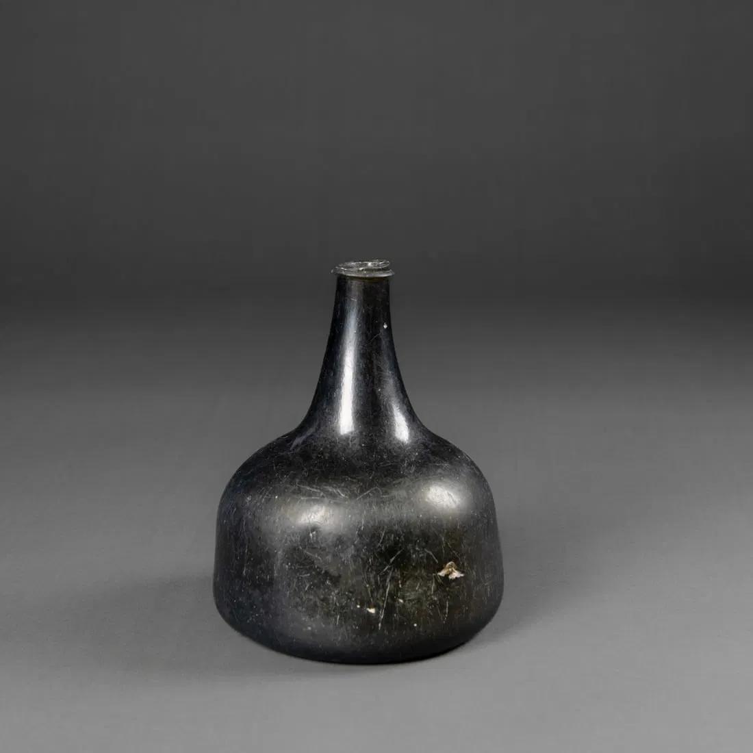 A 17th century glass bottle from Iroquois site
