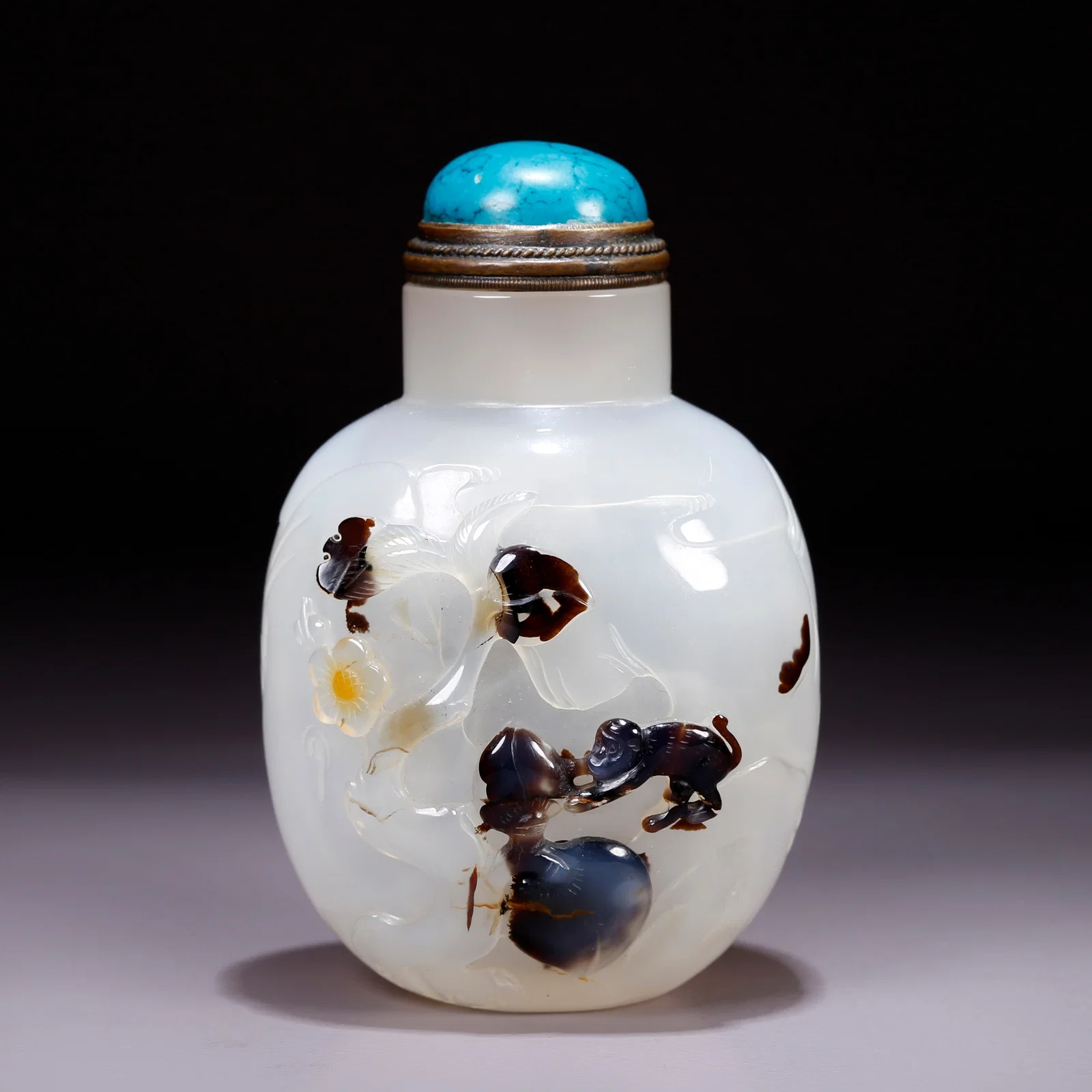 A AGATE SNUFF BOTTLE CARVED WITH MONKEY OFFERING LONGEVITY DESIGN