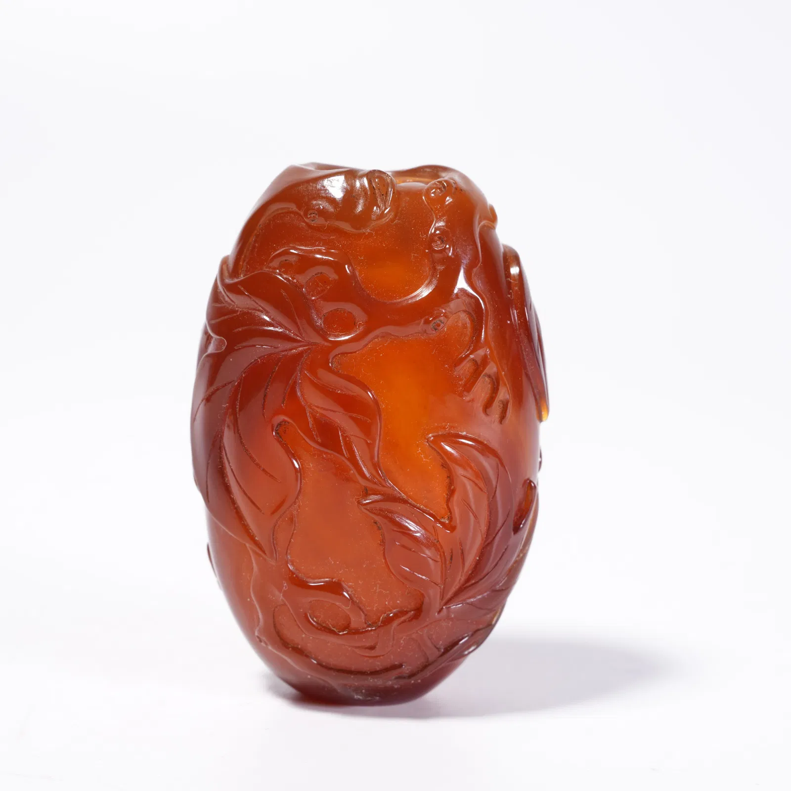 A AGATE SNUFF BOTTLE WITH FLOWER-AND-PLANT PATTERN