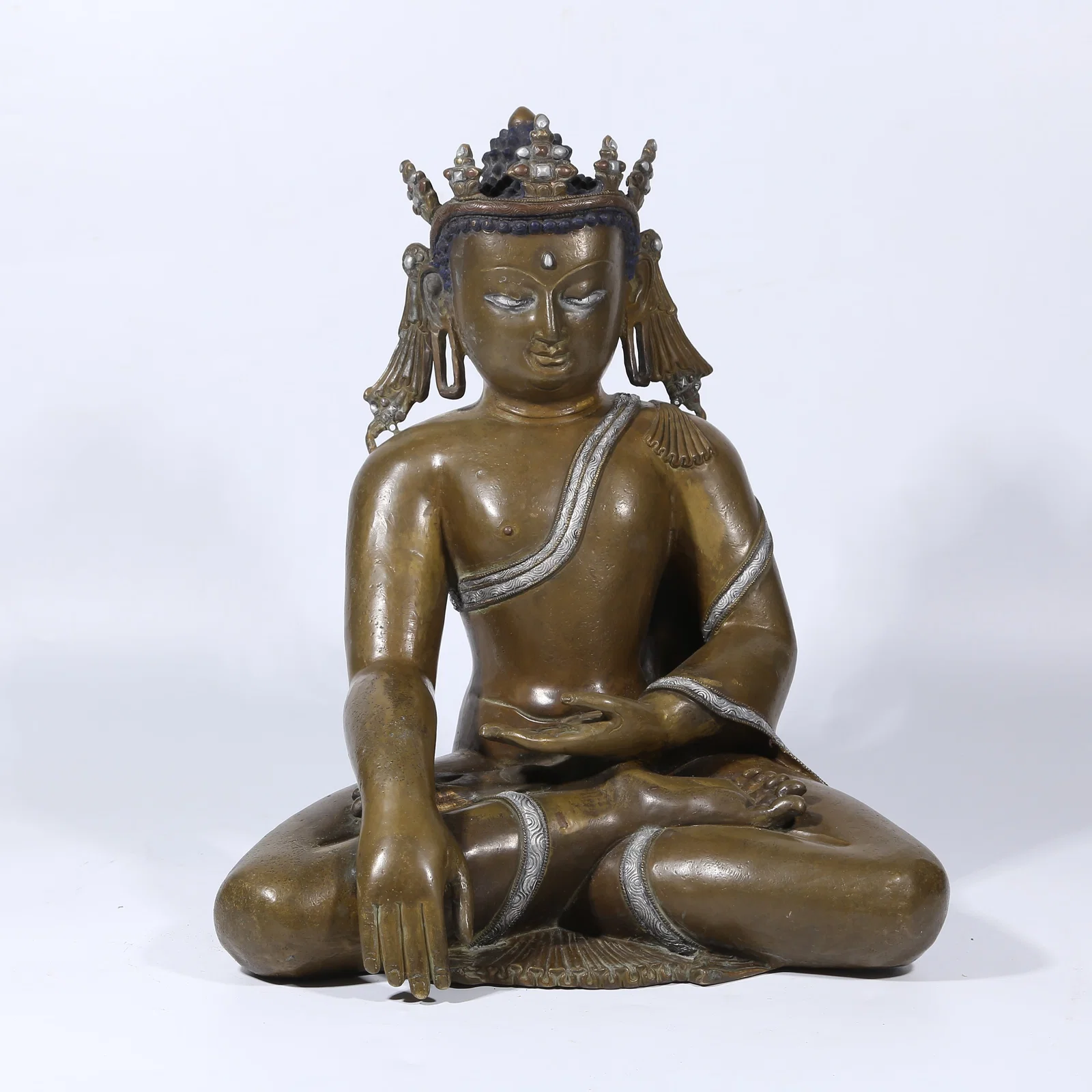 A ALLOY BRONZE SILVER-INLAID SEATED CROWNED SHAKYAMUNI STATUE