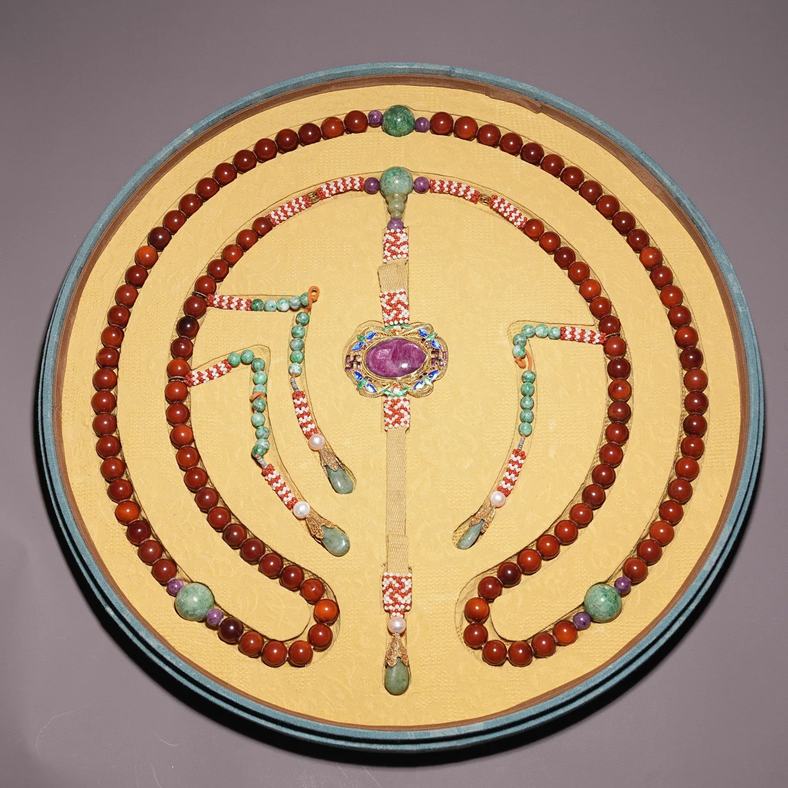 A AMBER COURT NECKLACE