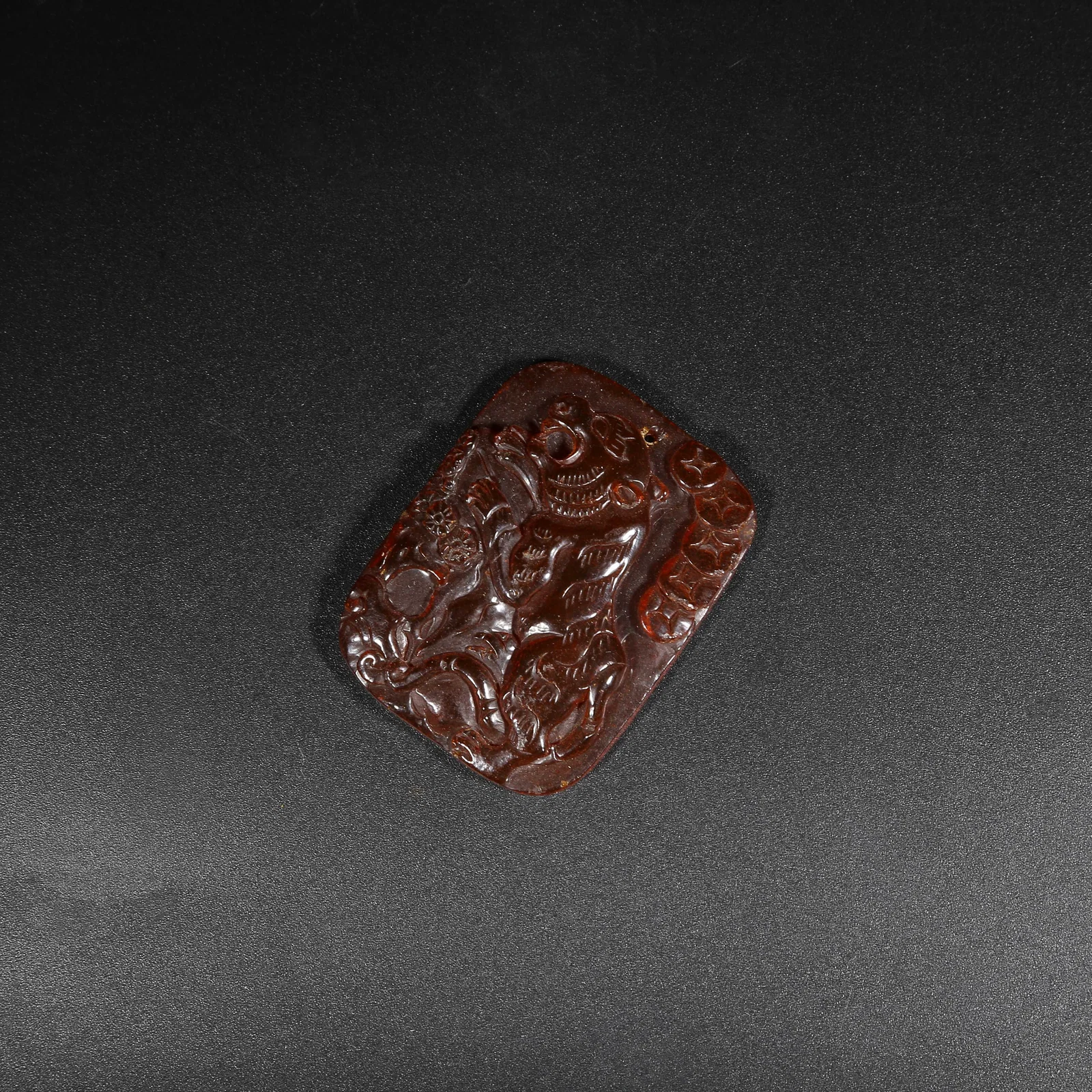 A AMBER SNUFF BOTTLE WITH FIERCE TIGER MOTIF