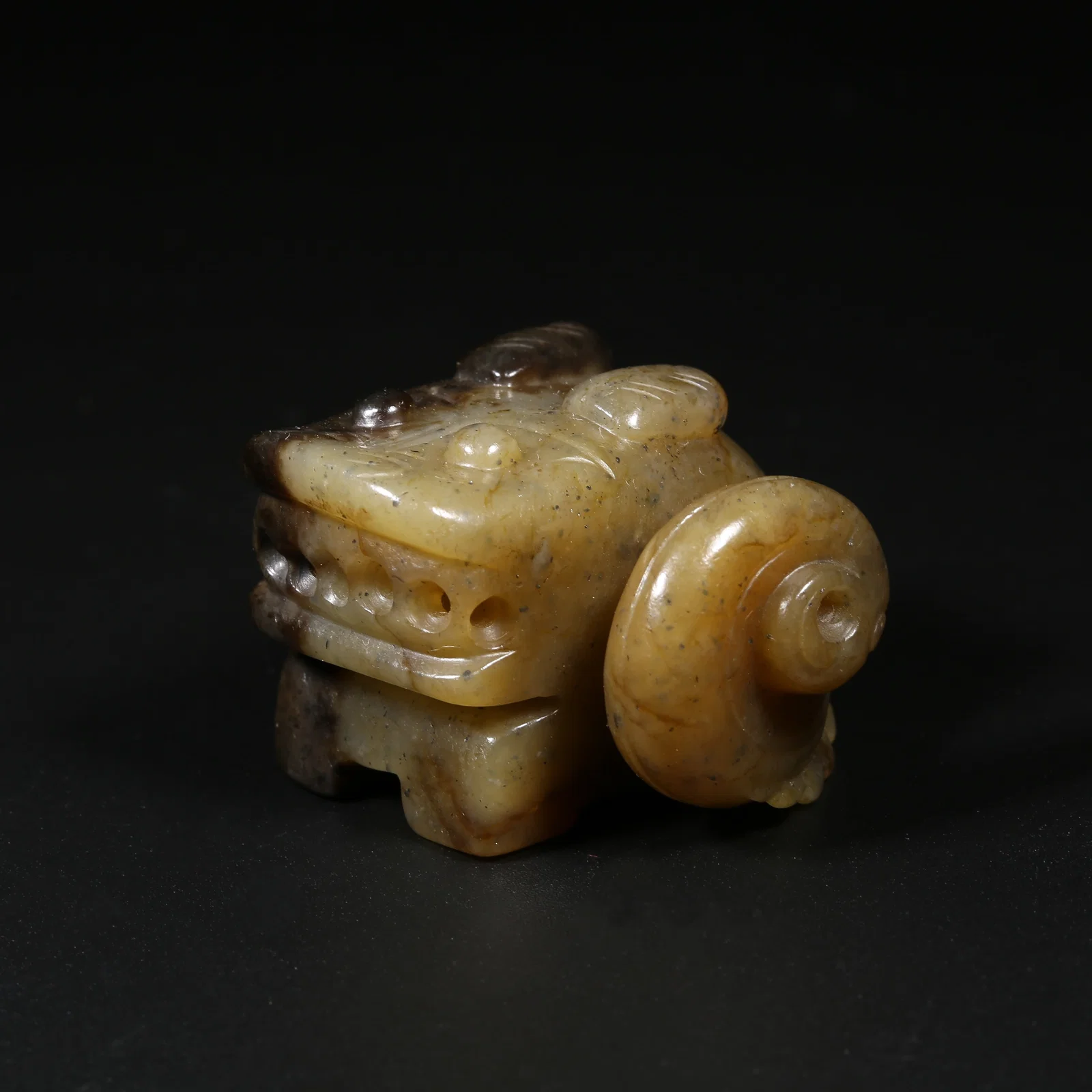 A ANCIENT JADE COILED-TAIL DRAGON