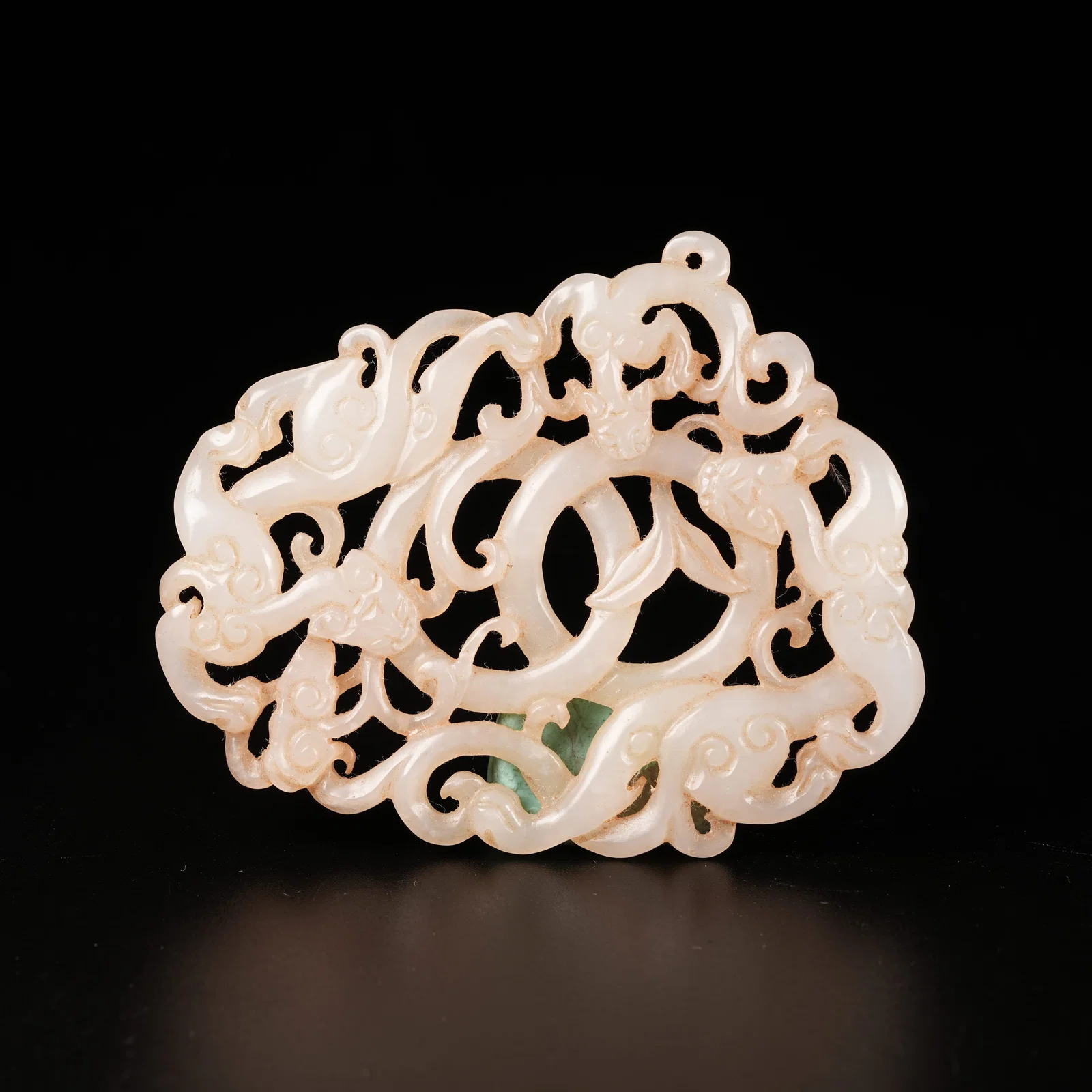 A ANCIENT JADE DRAGON PATTERN PENDANT