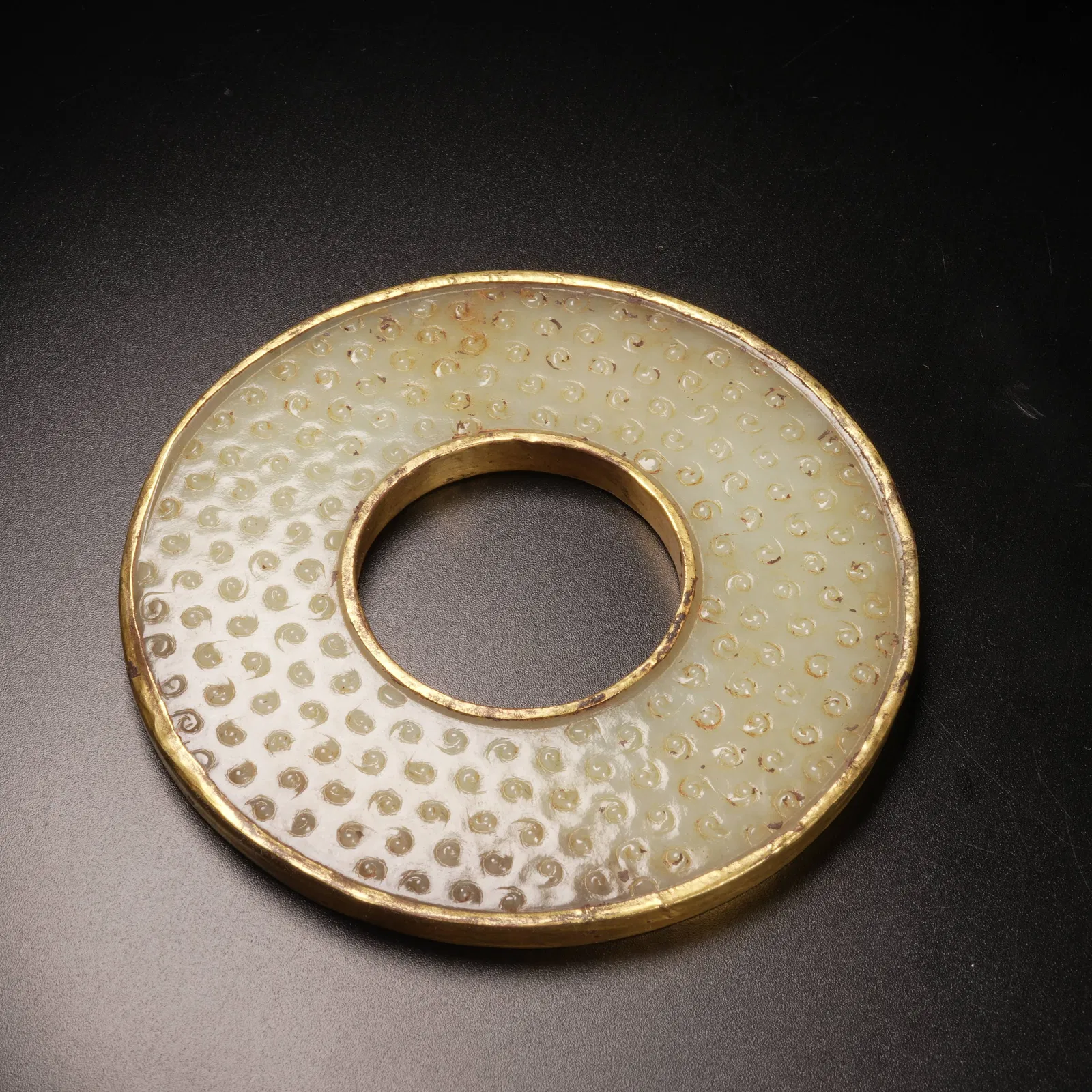 A ANCIENT JADE GILT CLOUD-HOOK PATTERNED BI DISC