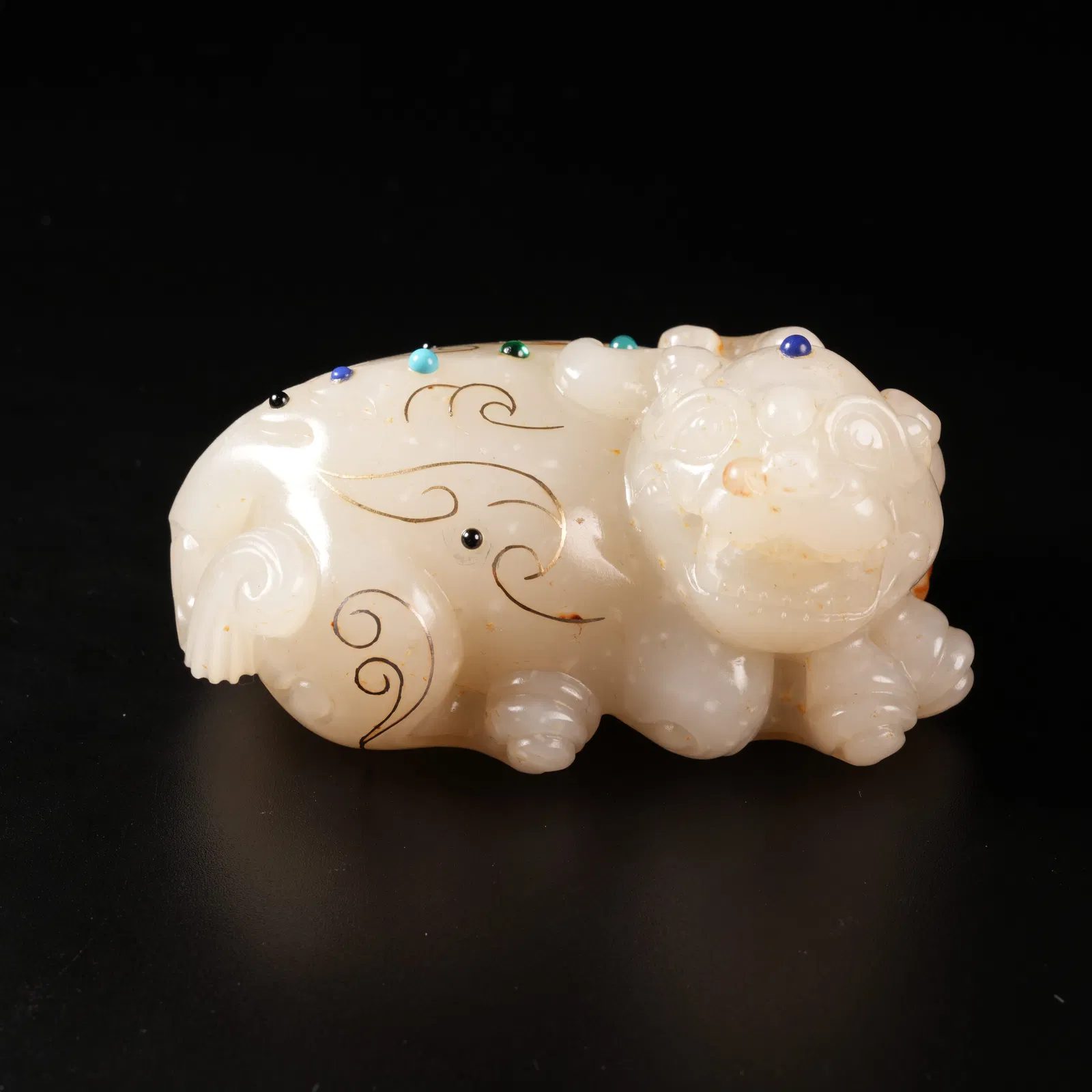 A ARCHAIC JADE AUSPICIOUS BEAST ORNAMENT WITH GOLD AND SILVER INLAY