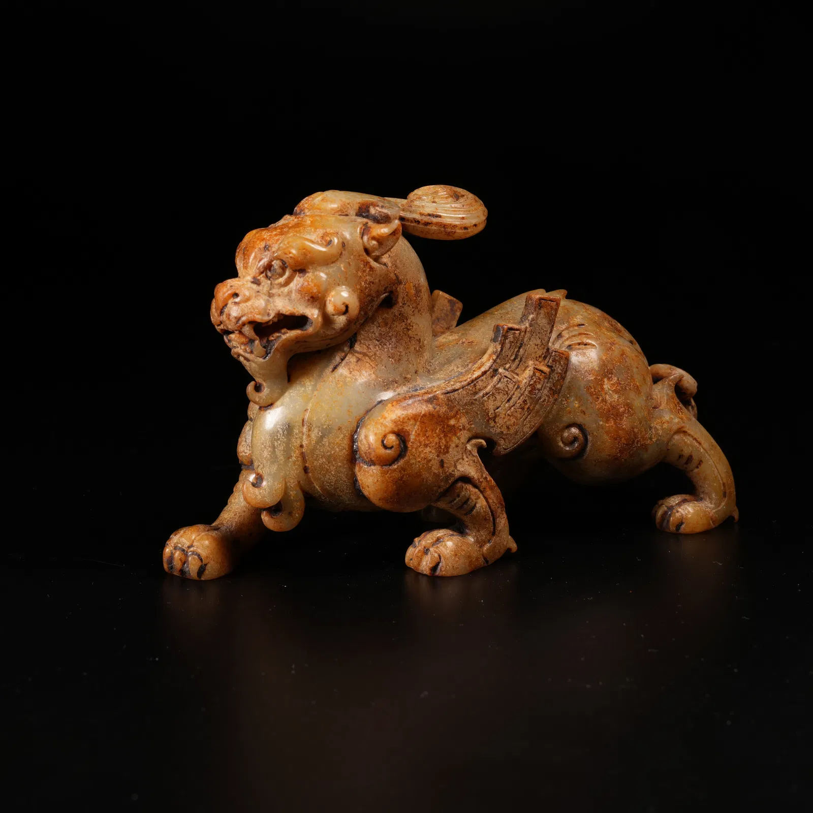 A AUSPICIOUS BEAST ORNAMENT IN ARCHAIC JADE
