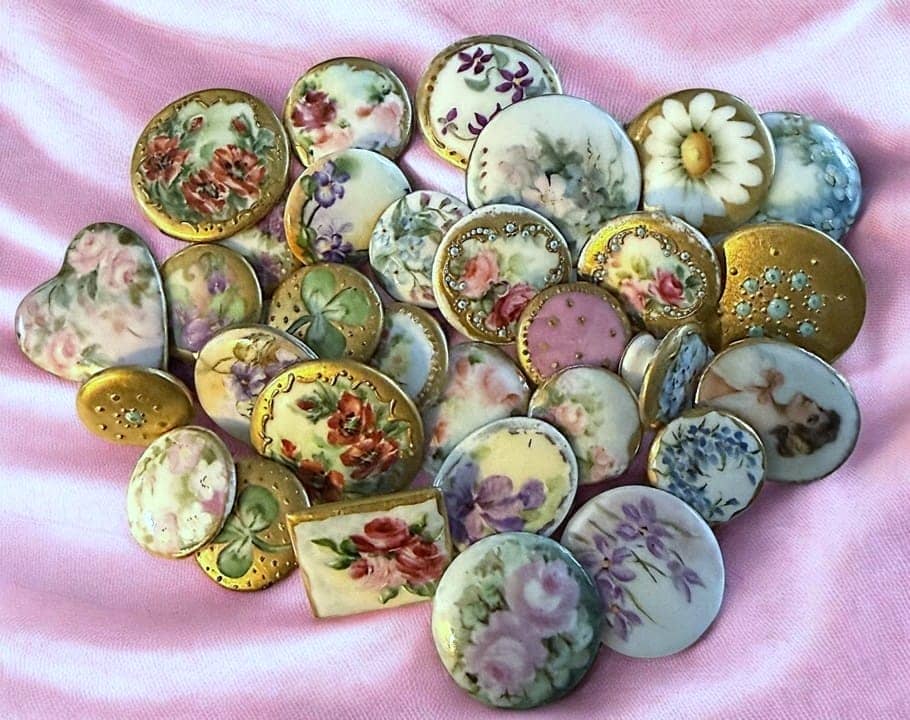 A BAG LOT OF DIVISION 1 HAND PAINTED PORCELAIN BUTTONS