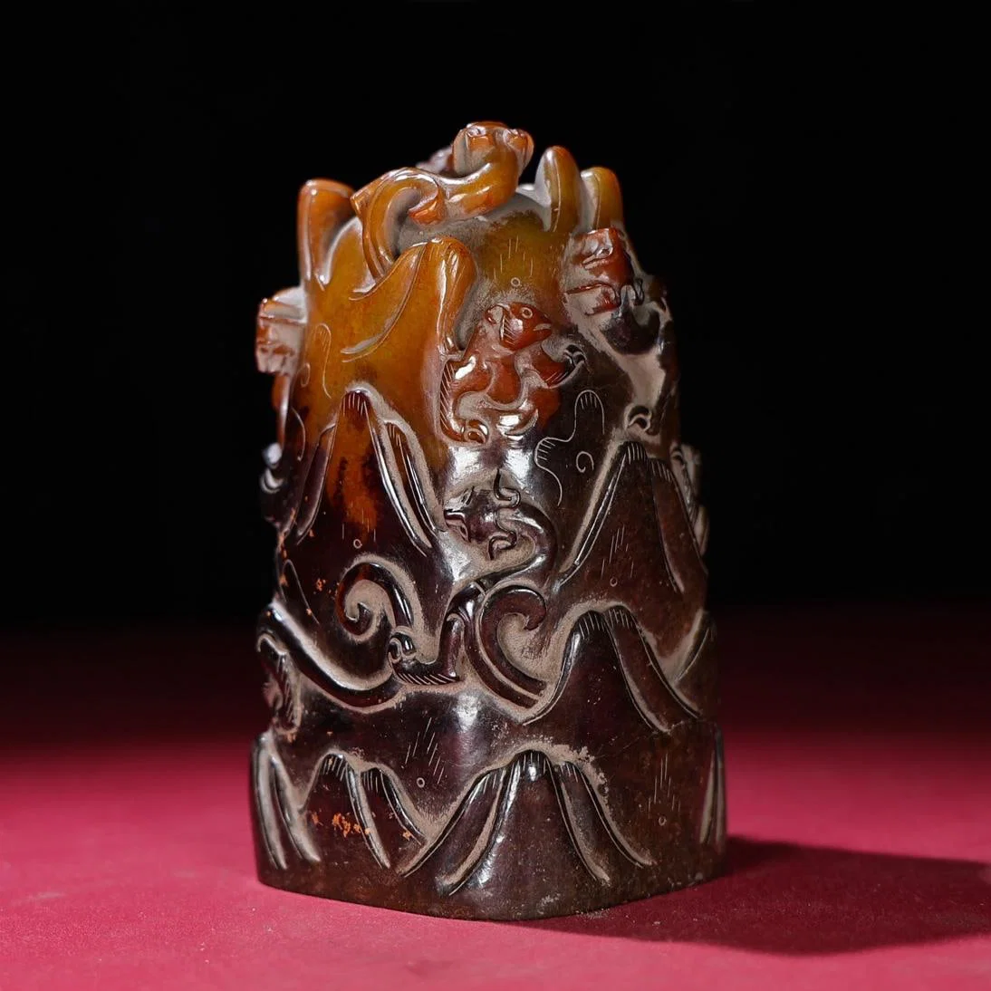 A beautiful Hetian jade birth pit full of Qin dragon seals