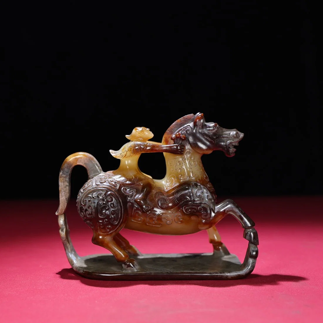 A beautiful Hetian jade birth pit full of Qin Yu people and horse ornaments