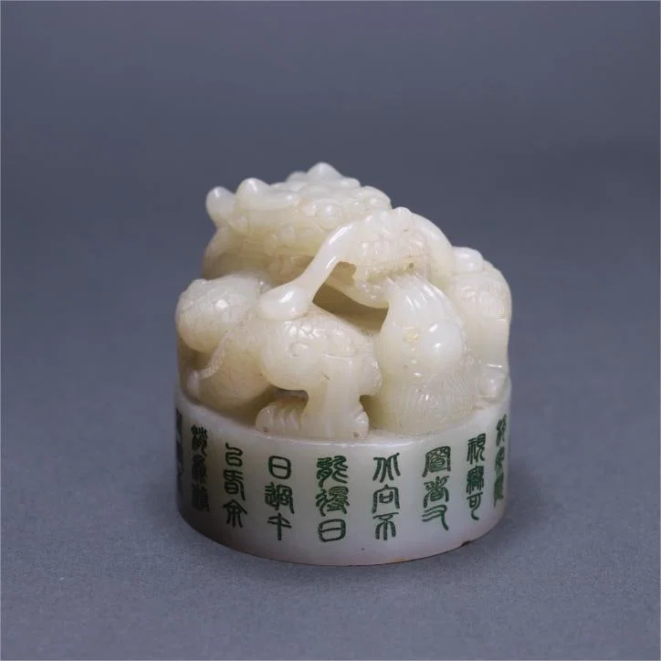 A beautiful Hetian jade plate dragon button poetry seal