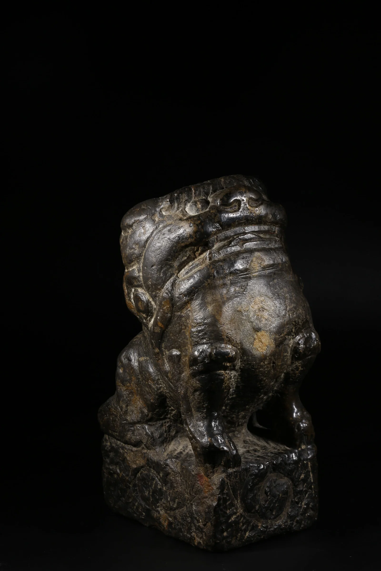 A BLACK STONE DESK LION