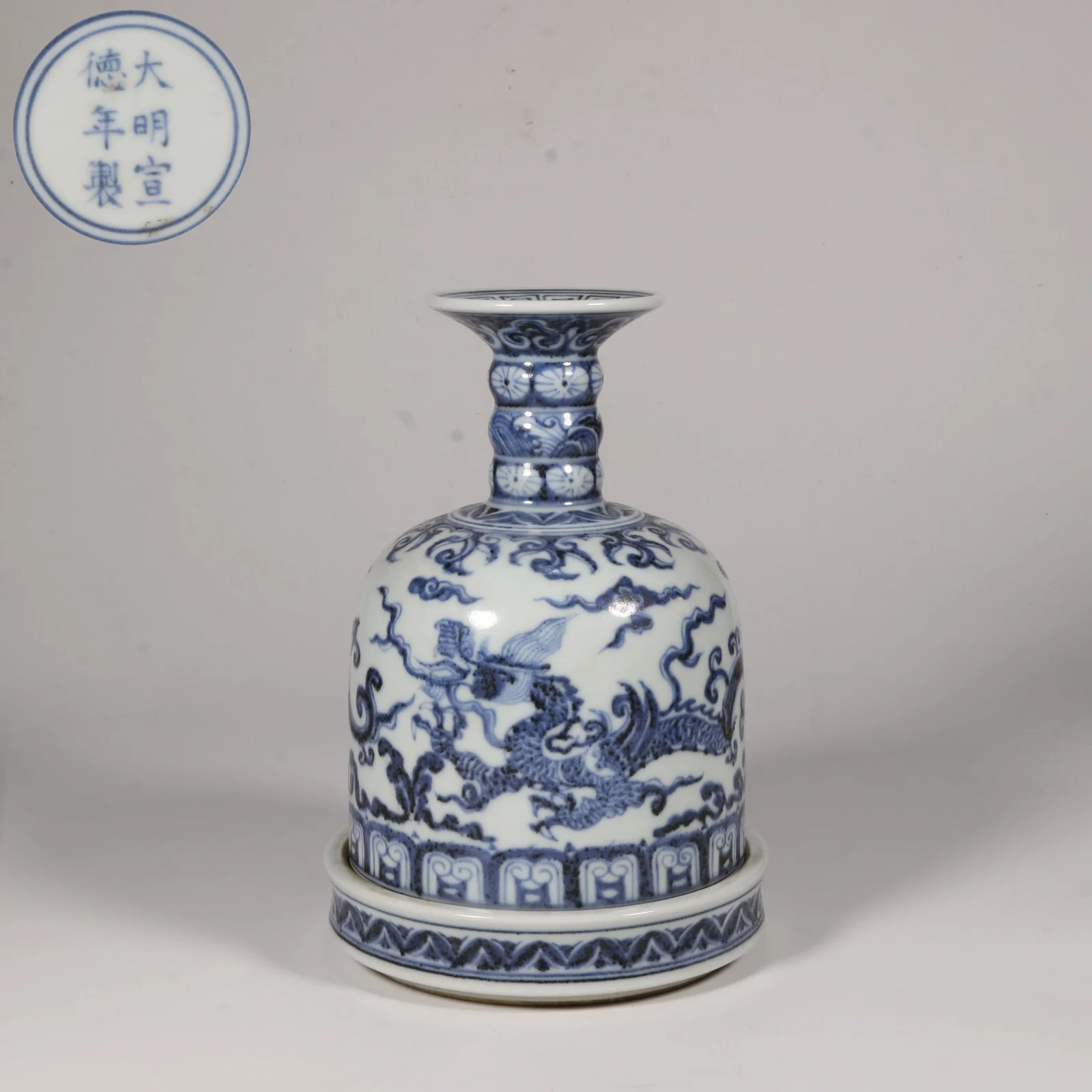 A BLUE-AND-WHITE DICE CUP WITH CLOUD AND DRAGON MOTIF