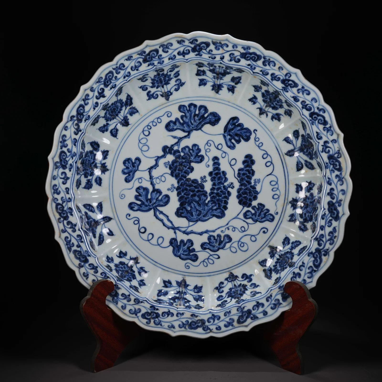 A BLUE-AND-WHITE DISH WITH AUSPICIOUS FRUIT MOTIFS AND FOLIATE RIM
