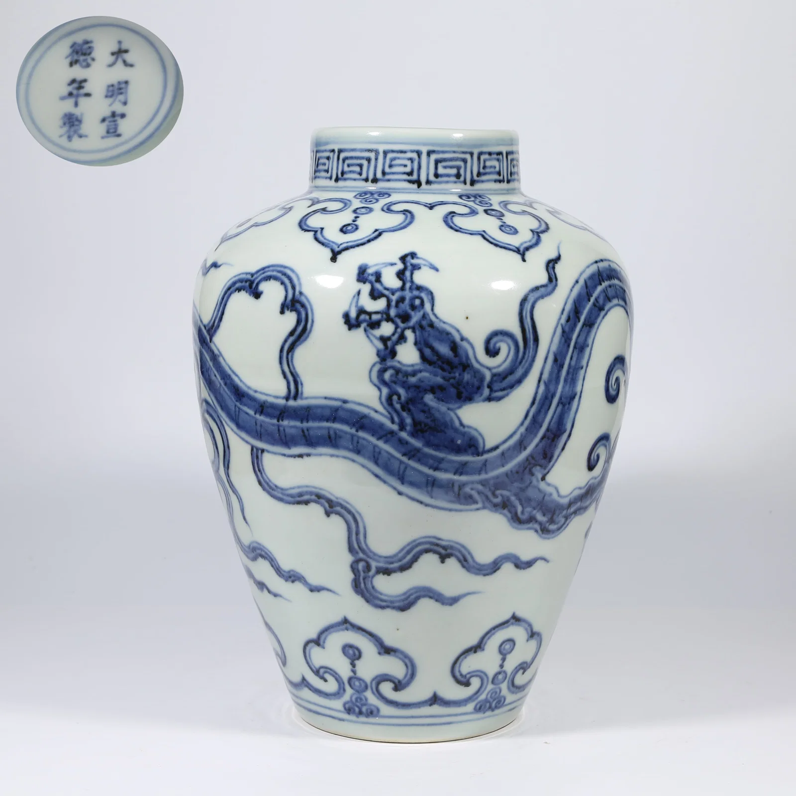 A BLUE-AND-WHITE DRAGON MOTIF JAR
