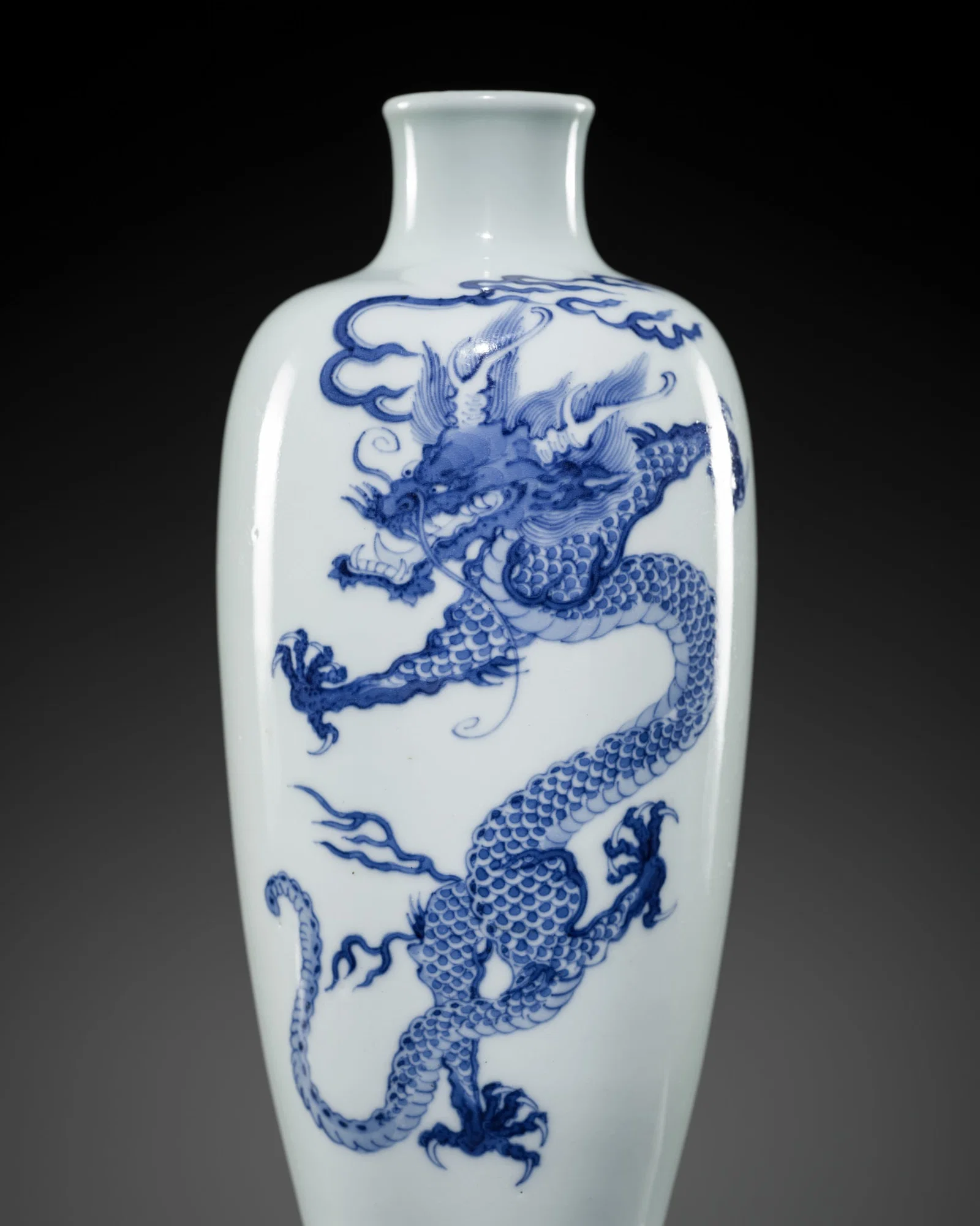 A BLUE AND WHITE 'DRAGON' VASE, QING DYNASTY, 18TH CENTURY