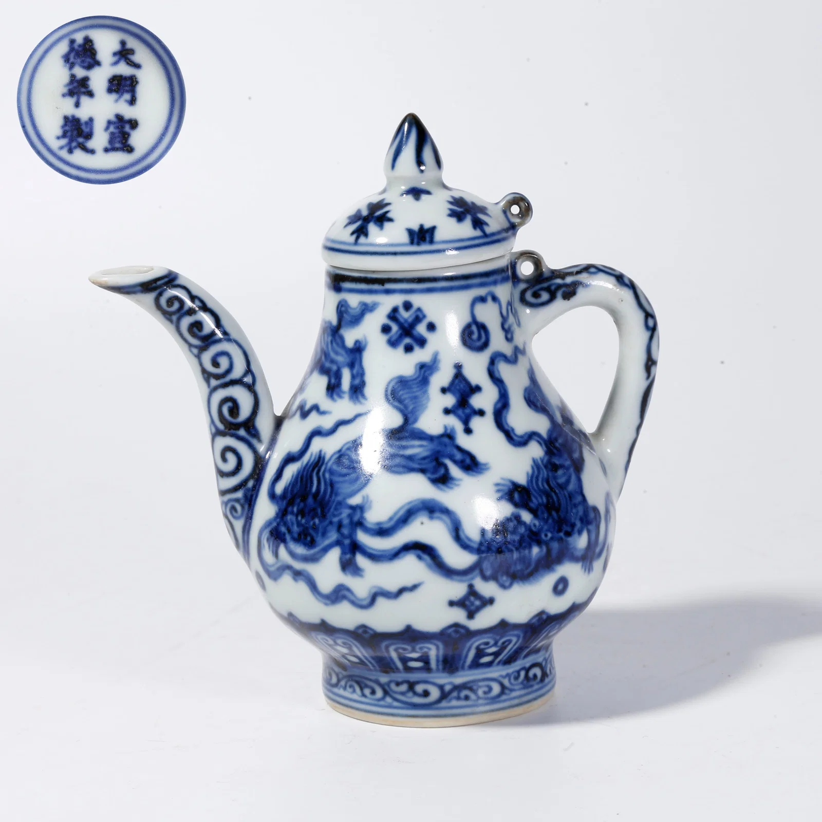 A BLUE-AND-WHITE EWER WITH LION PLAYING WITH BALL MOTIF