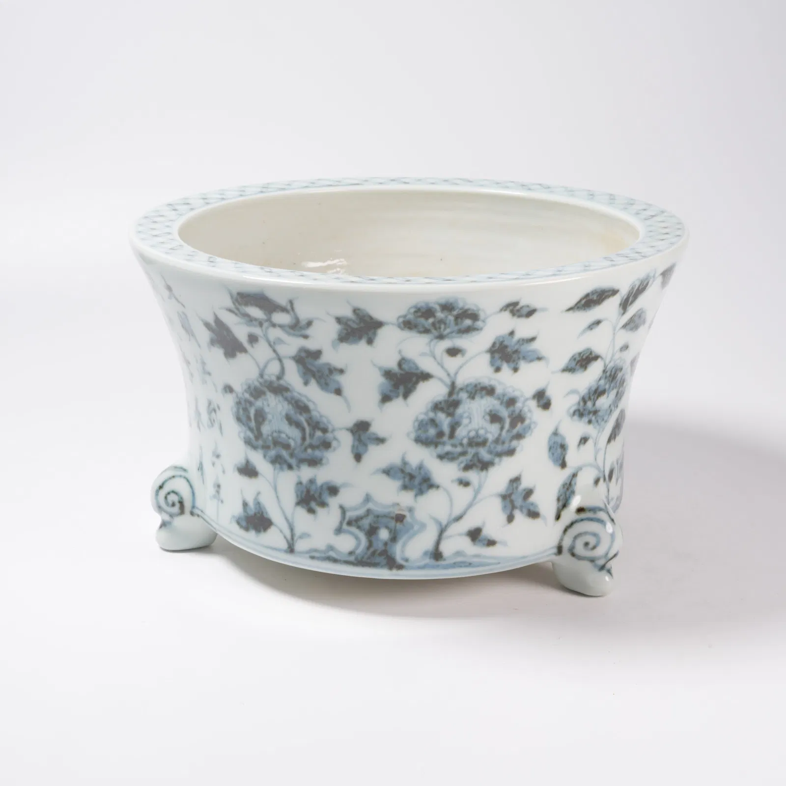 A BLUE-AND-WHITE FLORAL TRIPOD INCENSE BURNER