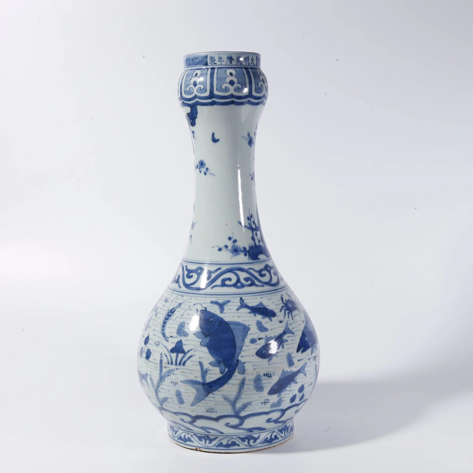 A BLUE-AND-WHITE "GARLIC-HEAD" VASE WITH FISH AND ALGAE MOTIFS